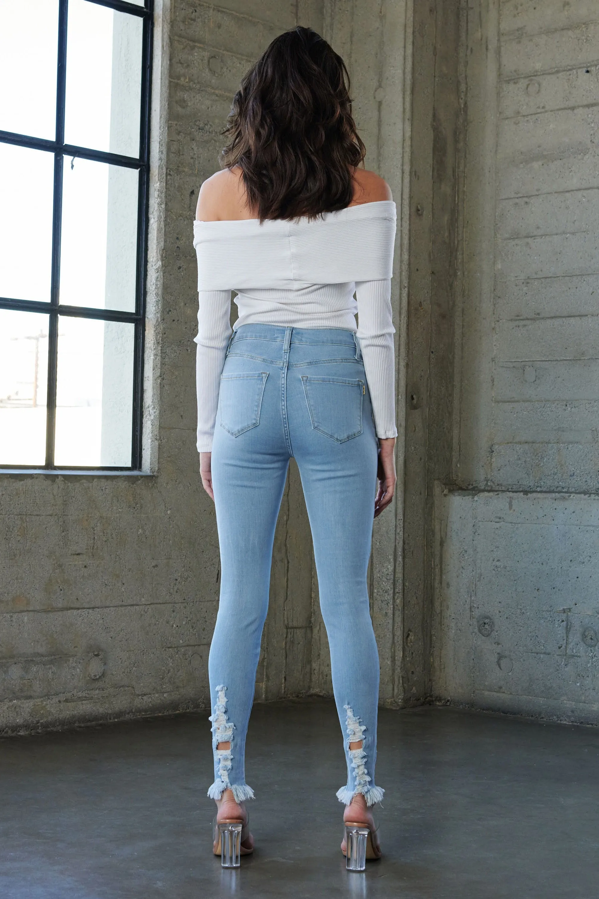 HIGH RISE DISTRESSED SKINNY W RAW HEM