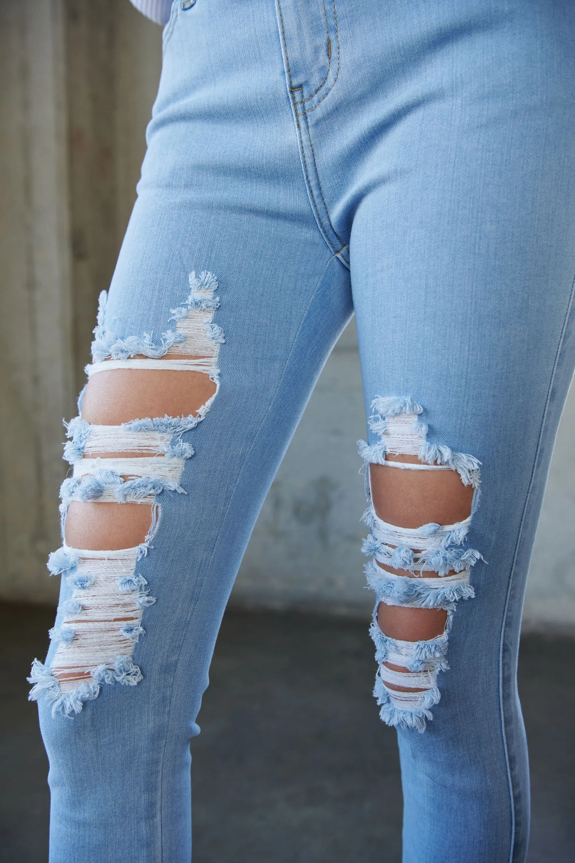 HIGH RISE DISTRESSED SKINNY W RAW HEM